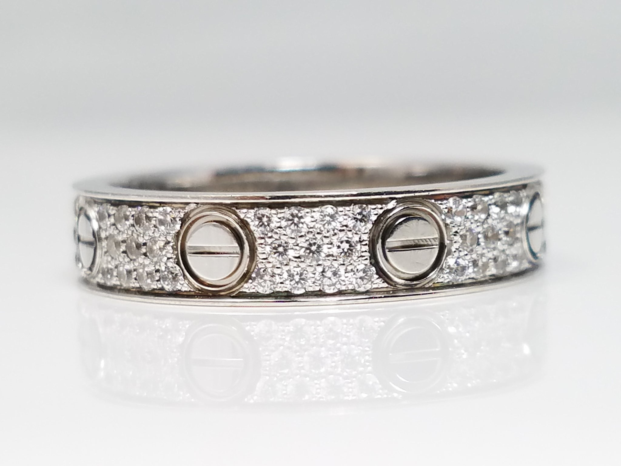 Flashy 18k White Gold Cubic Zirconia Ring Band