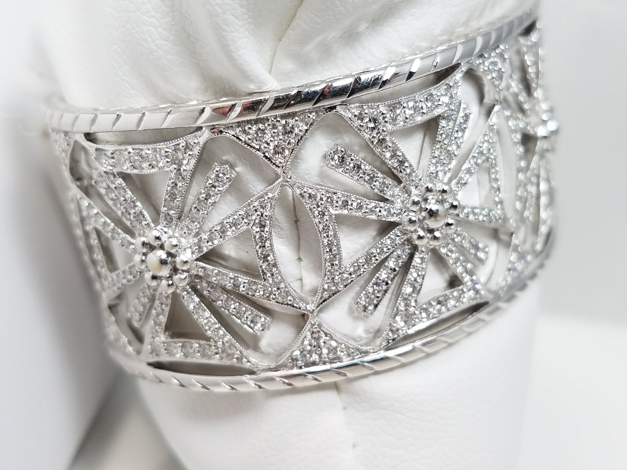*$20,000 Retail! * Exquisite 5" Chad Allison 18k White Gold 4.25ctw Diamond Cuff Bangle Bracelet