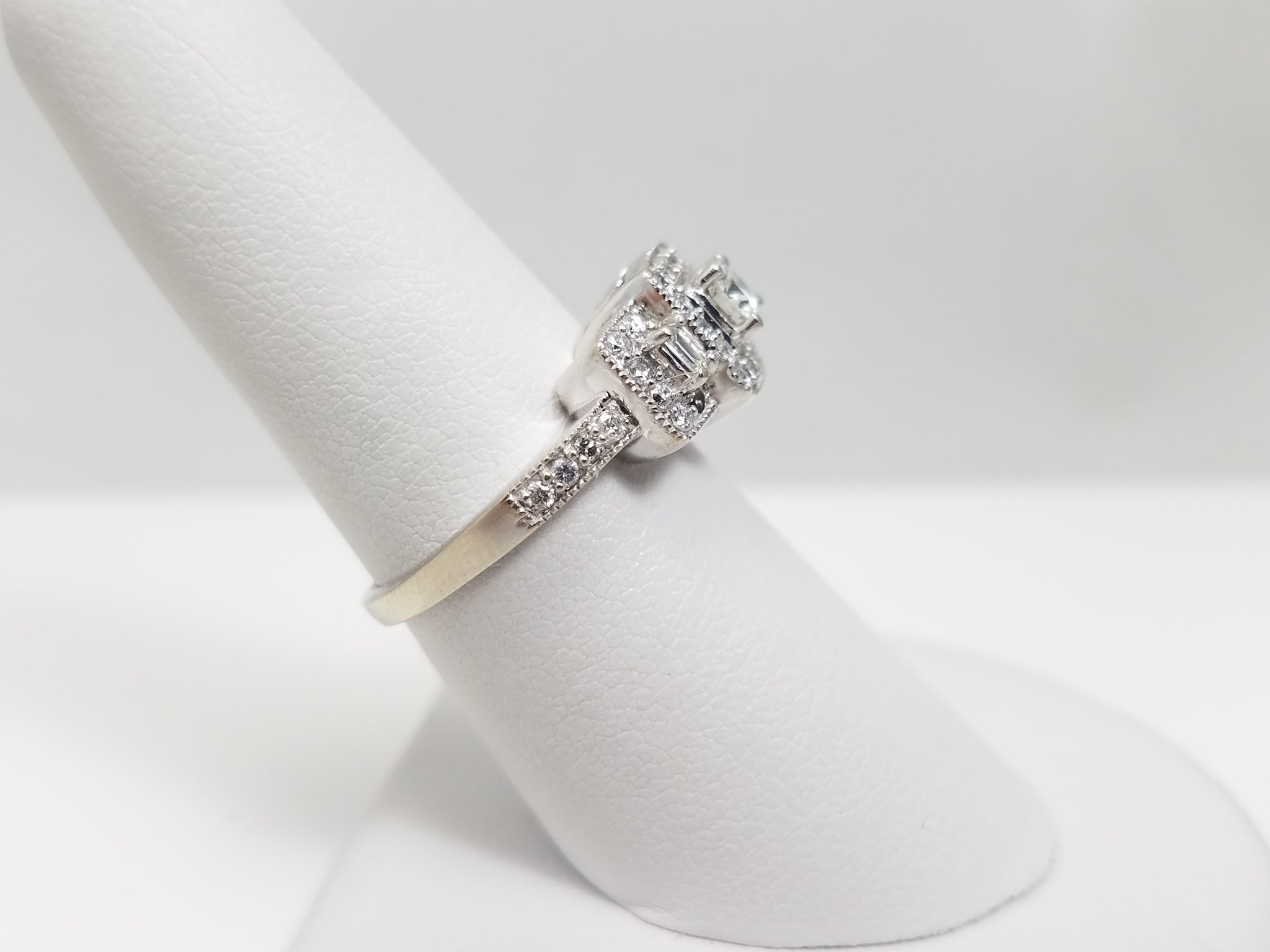 Elegant 1ctw Diamond 14k White Gold Engagement Ring