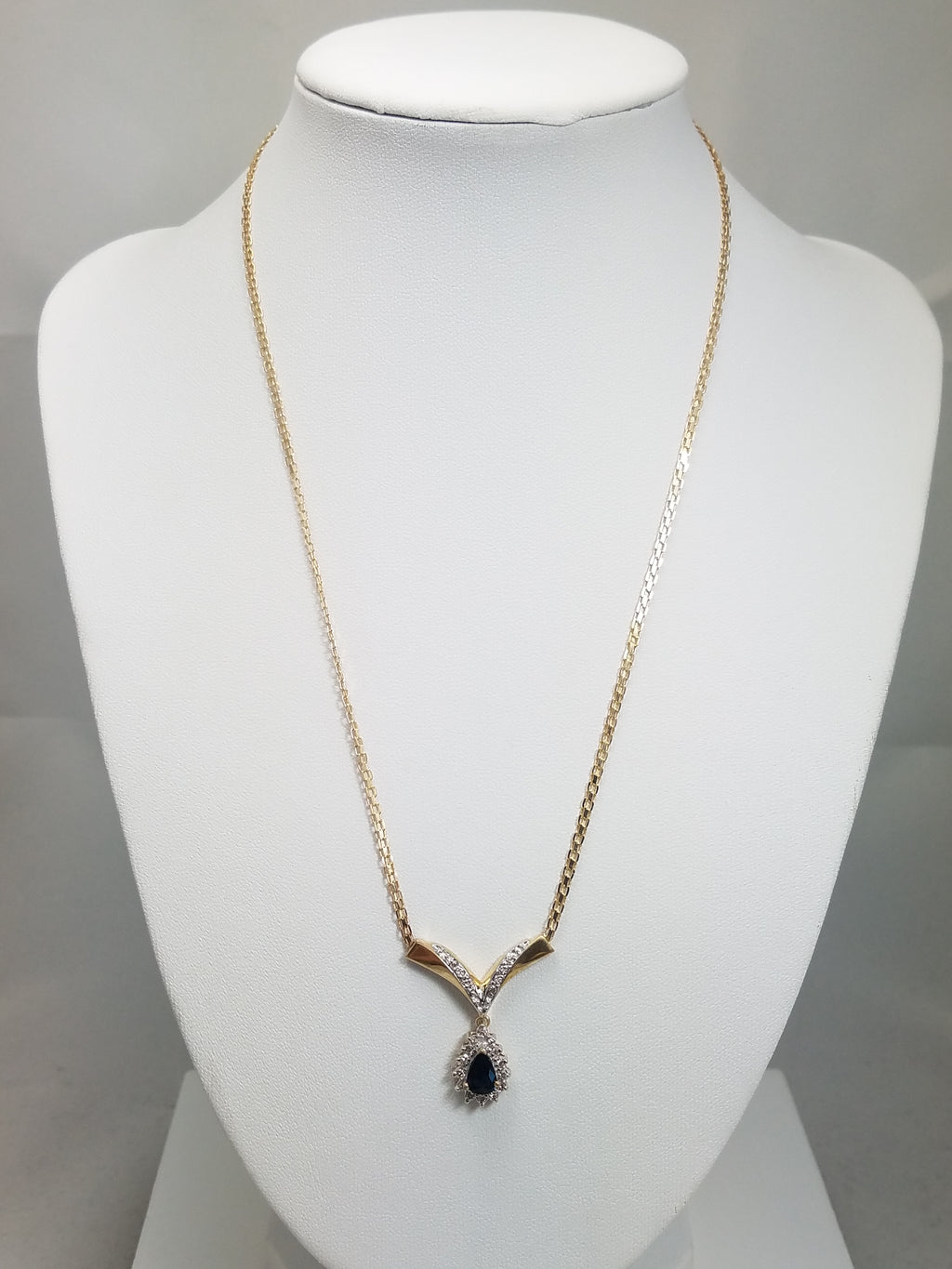 Elegant 18" 14k Yellow Gold Natural Sapphire Diamond Necklace