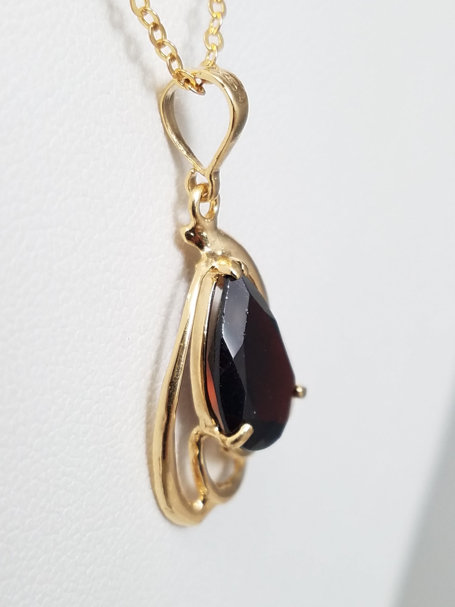 Classy 16" 14k Yellow Gold Natural Garnet Pendant Necklace