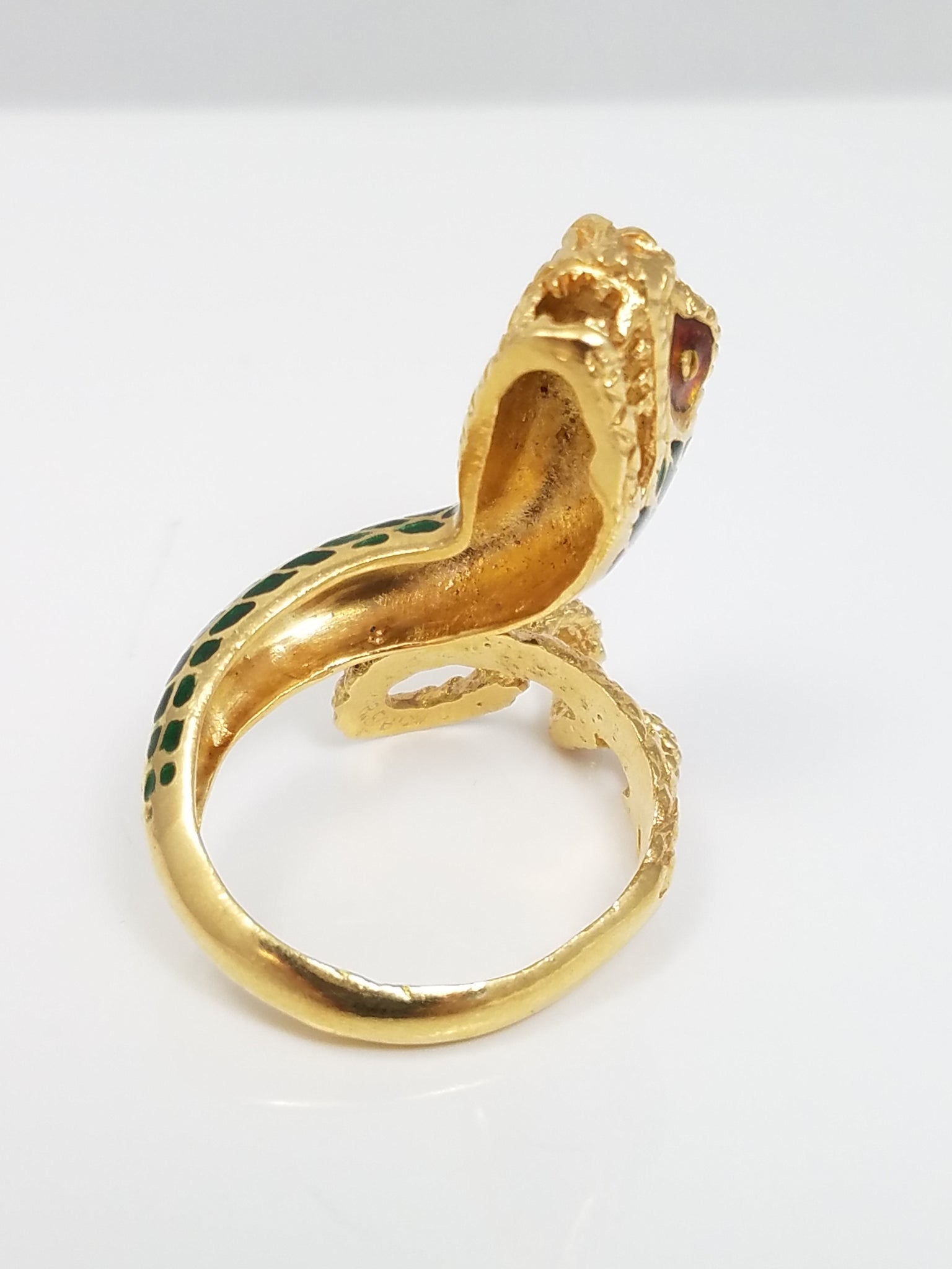 Sleek 18k Yellow Gold Snake Ring