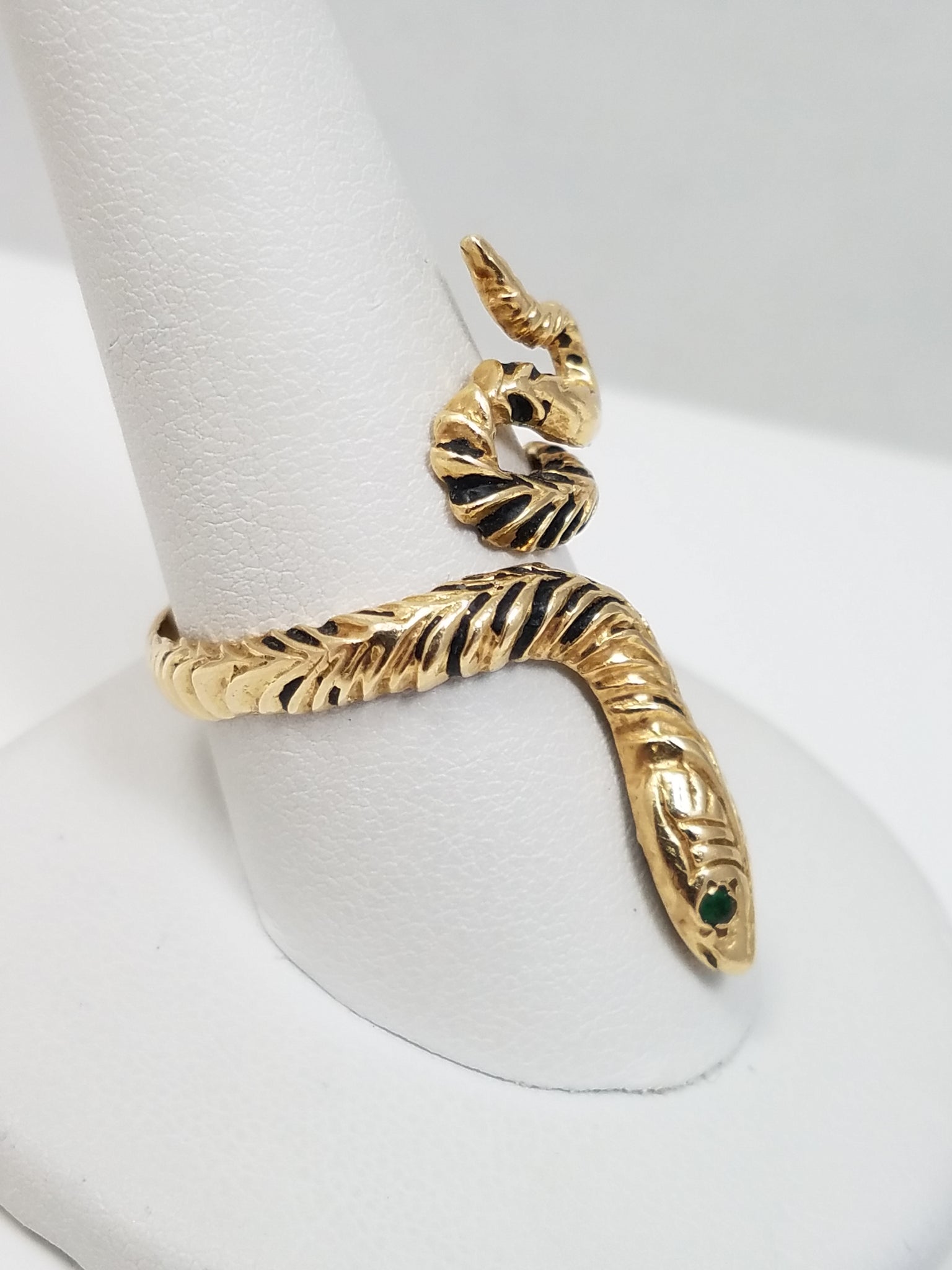 Exotic Vintage 14k Yellow Gold Natural Emerald Enamel Snake Ring