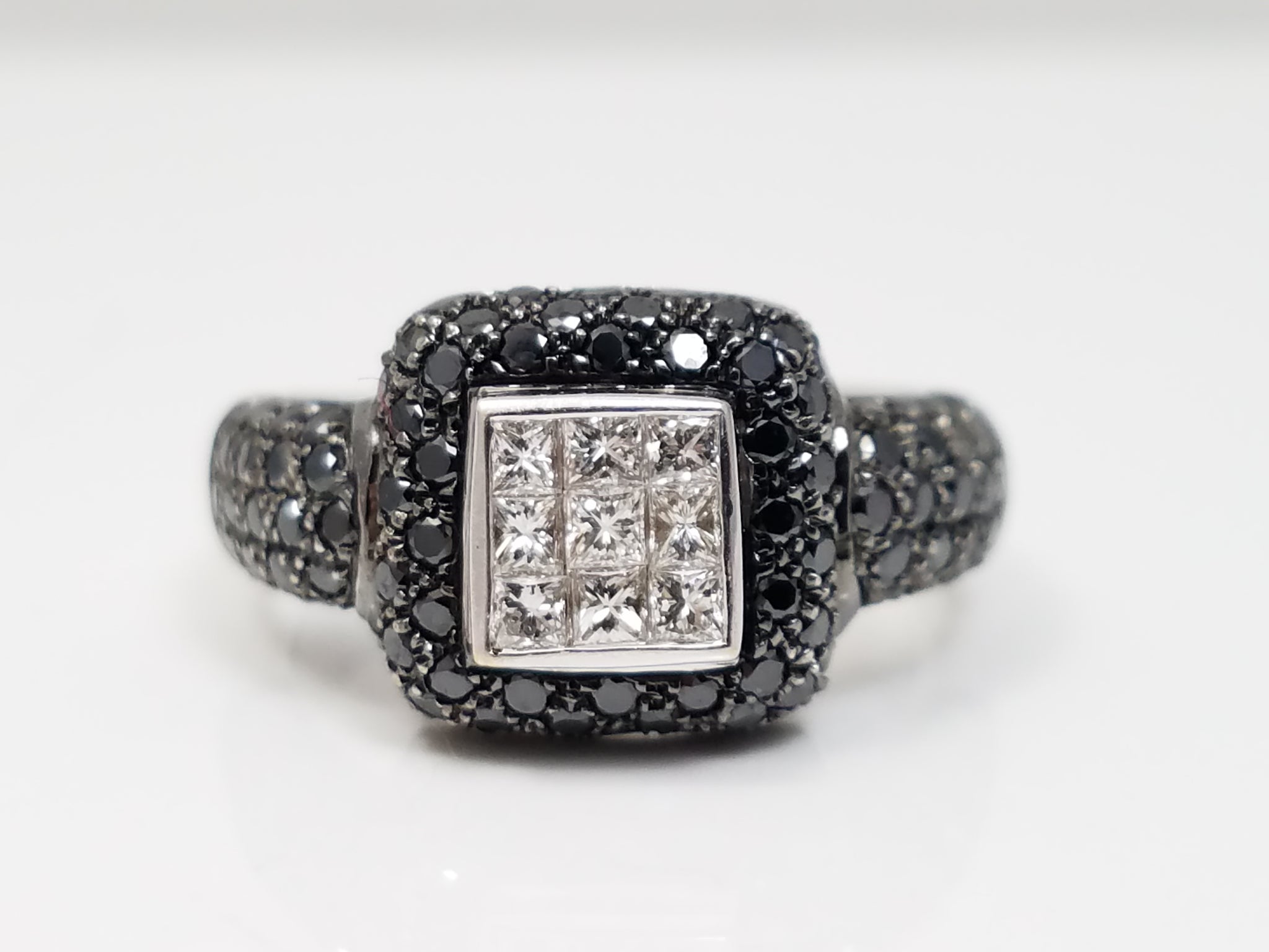 18k White Gold Natural Black & White Diamond Ring Band