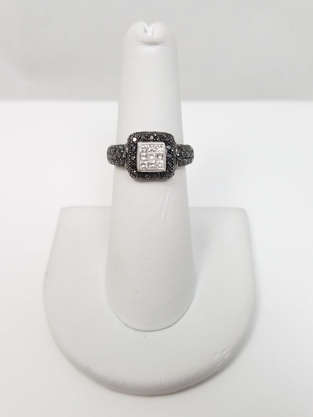 18k White Gold Natural Black & White Diamond Ring Band