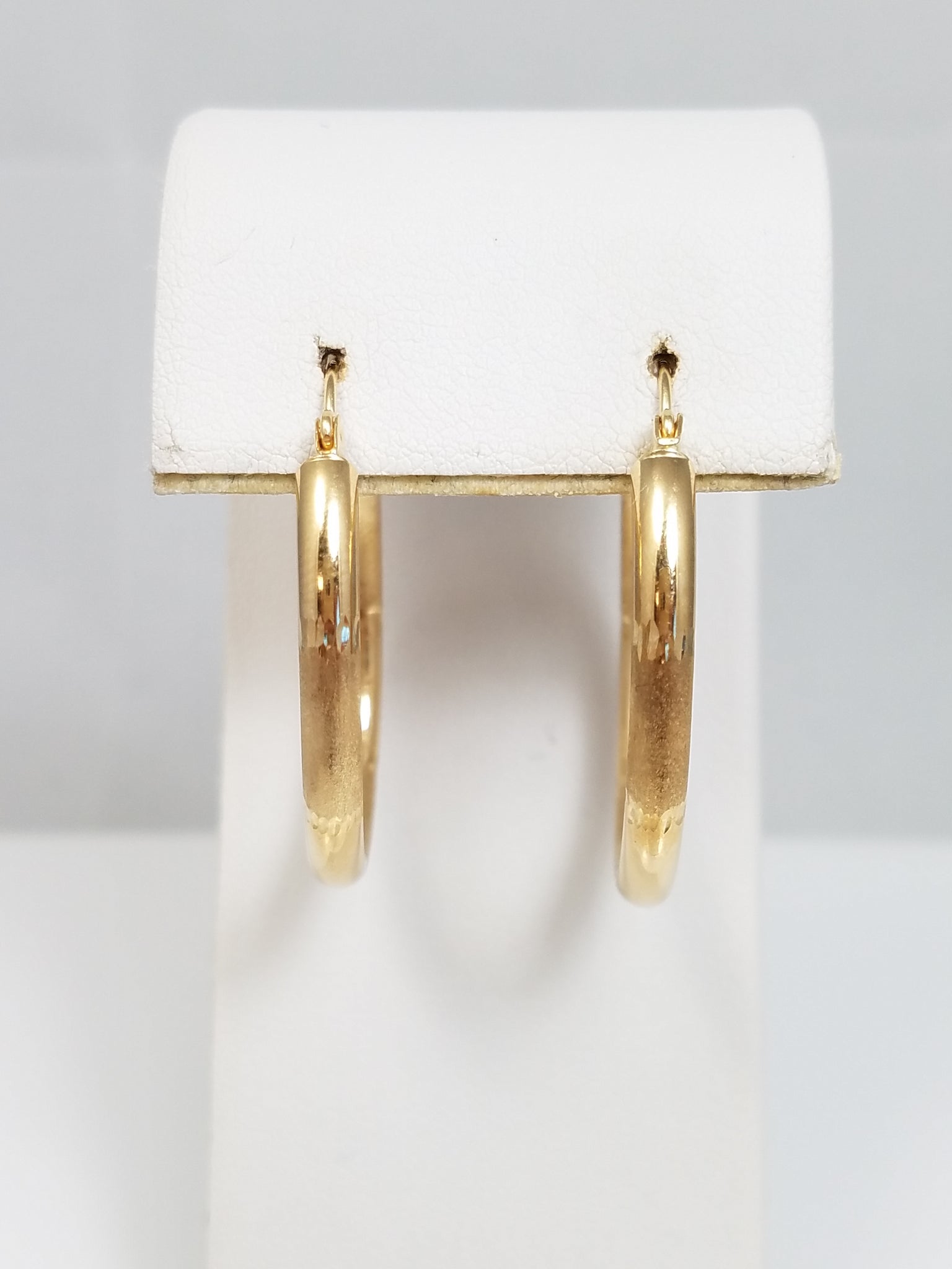 Graceful 14k Yellow Gold Hollow Hoop Earrings