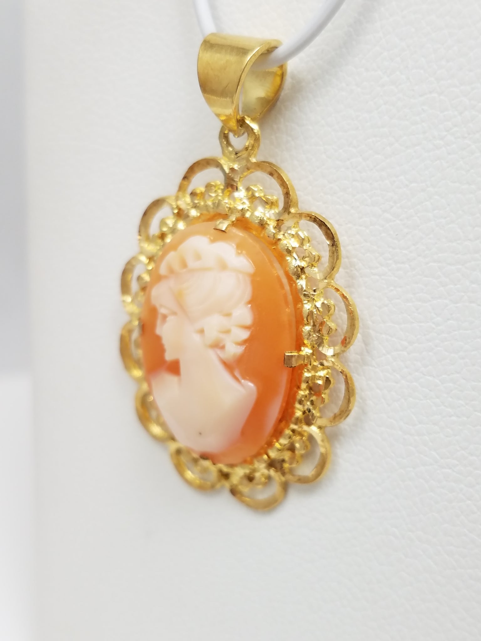 Vintage 14k Yellow Gold Natural Shell Cameo Pendant