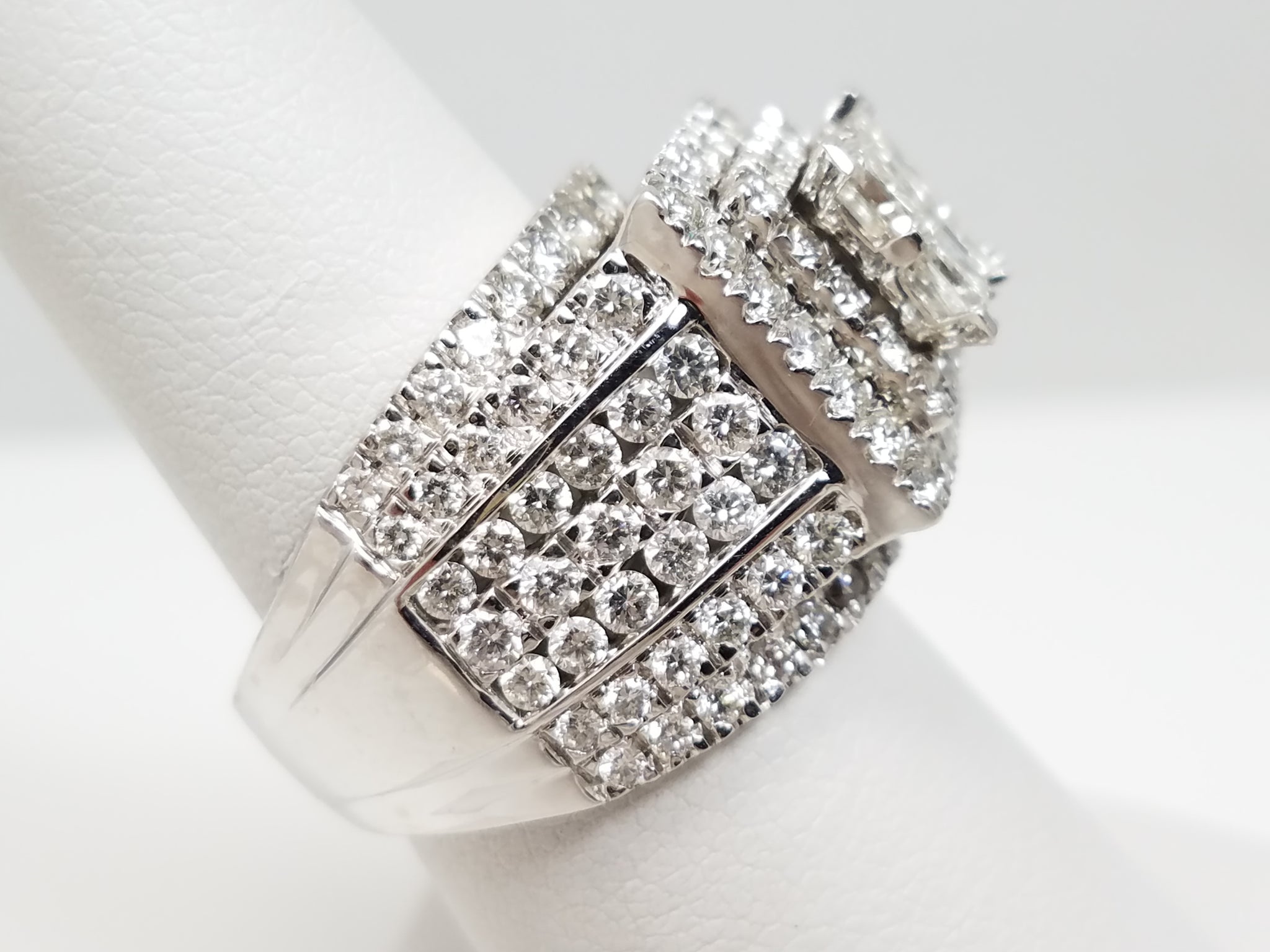 $4,500 Retail Glamorous 14k White Gold Natural Diamond Engagement Ring