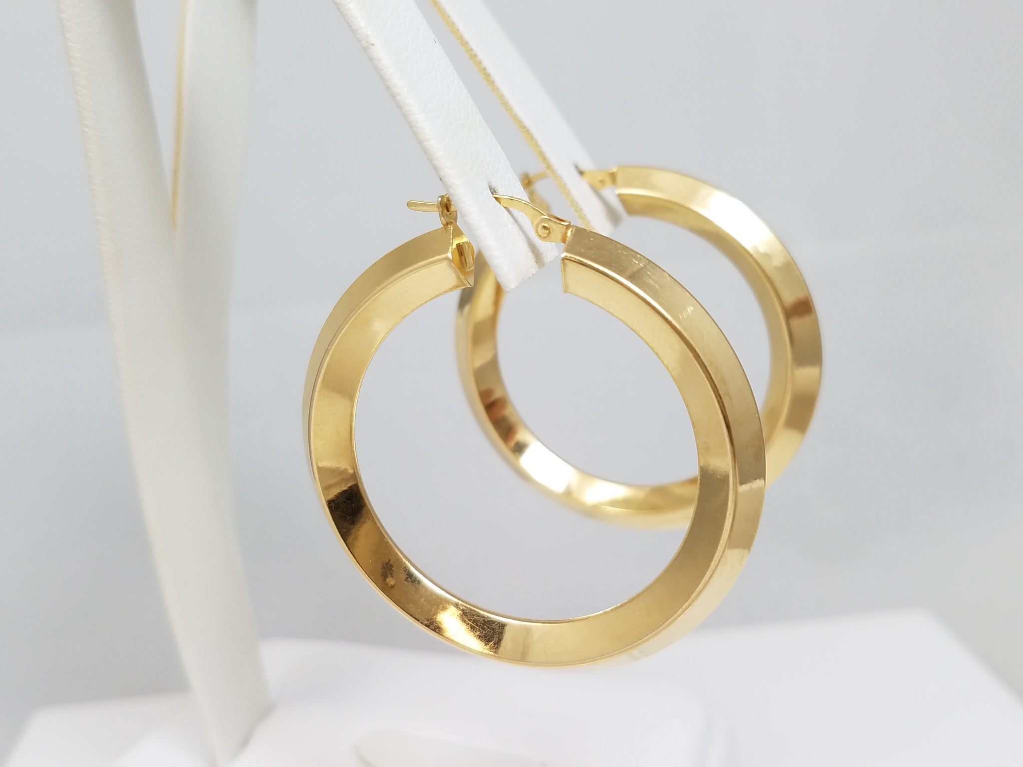 Fashionable 14k Yellow Gold Hollow Hoop Earrings