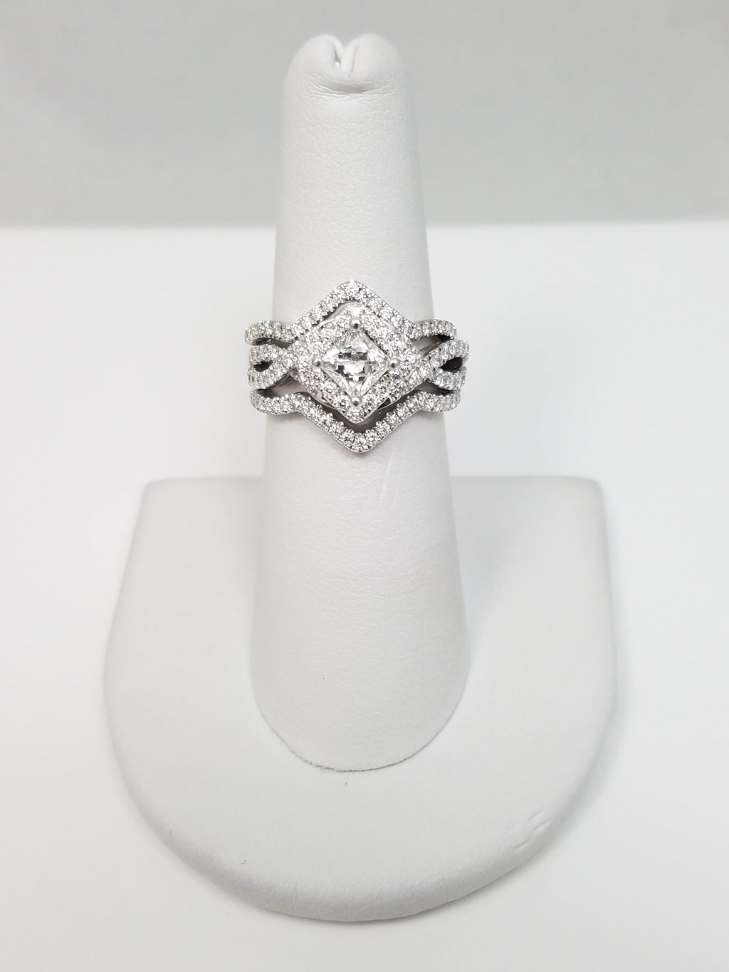 Stunning 14k White Gold Natural Leo Diamond Engagement Ring Set