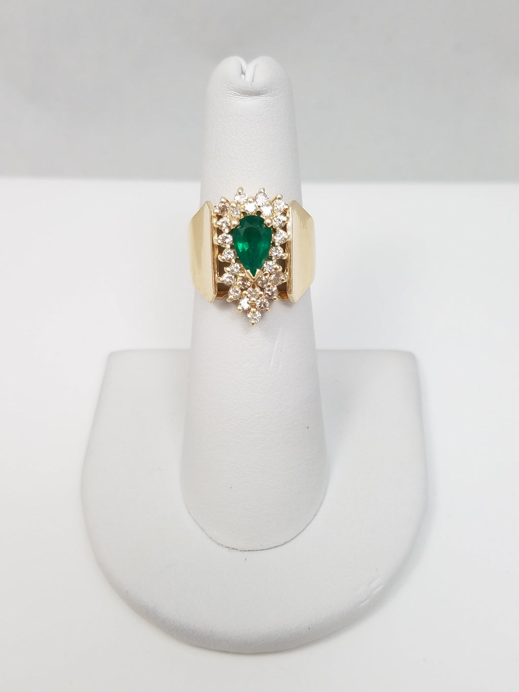 Fashionable 14k Yellow Gold Natural Emerald Diamond Ring