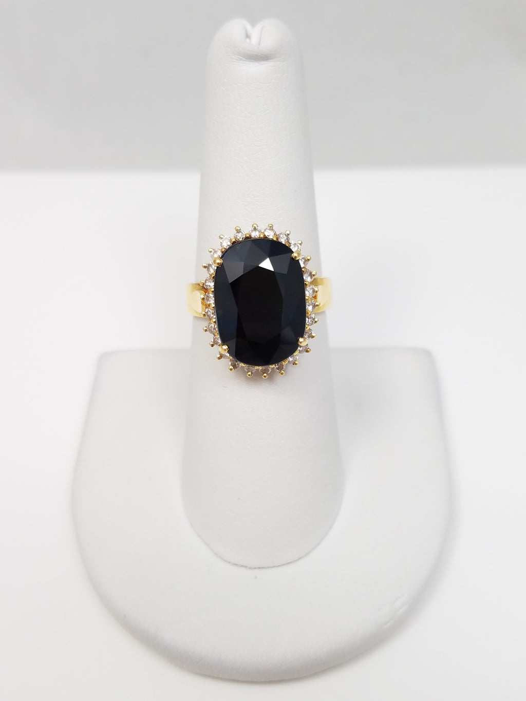 Soothing 18k Yellow Gold Natural Sapphire Diamond Ring