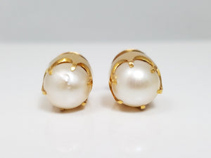 Ladies 19k Yellow Gold Cultured Pearl Buttons