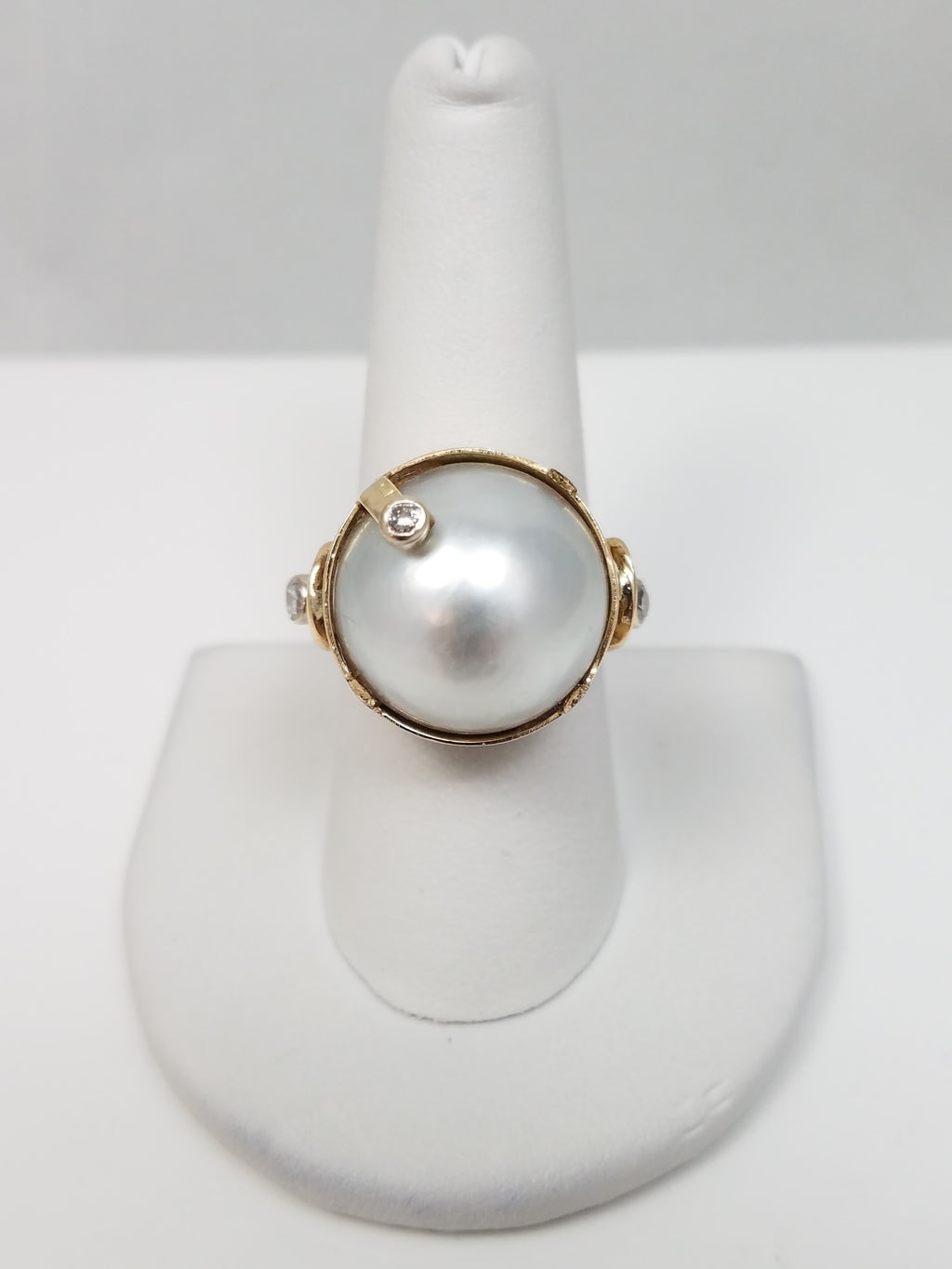 Showy Vintage Mabe Pearl 11k Yellow Gold Ring