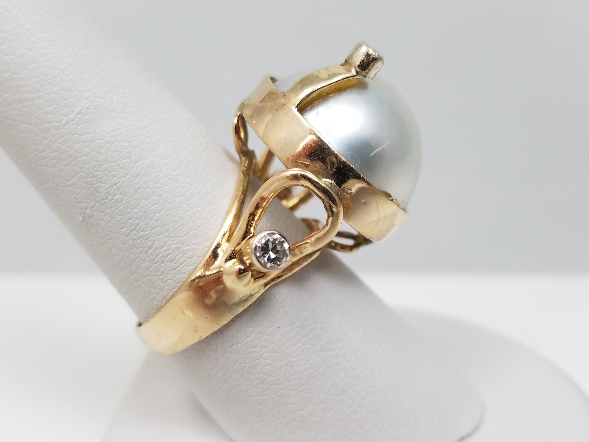 Showy Vintage Mabe Pearl 11k Yellow Gold Ring