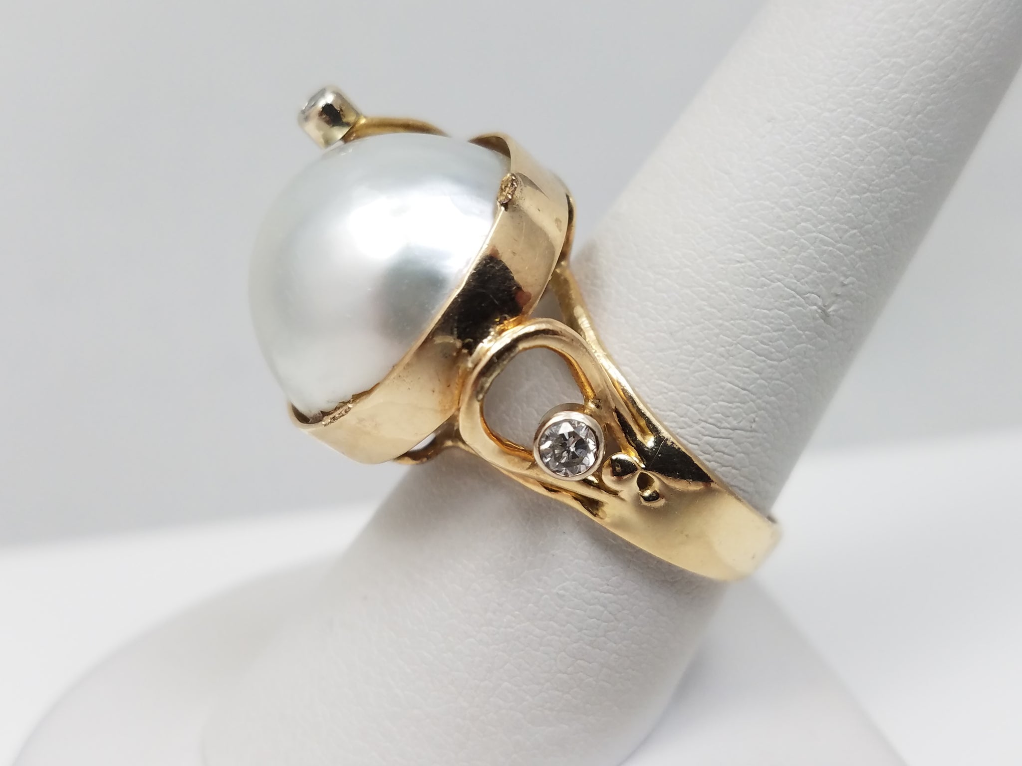 Showy Vintage Mabe Pearl 11k Yellow Gold Ring