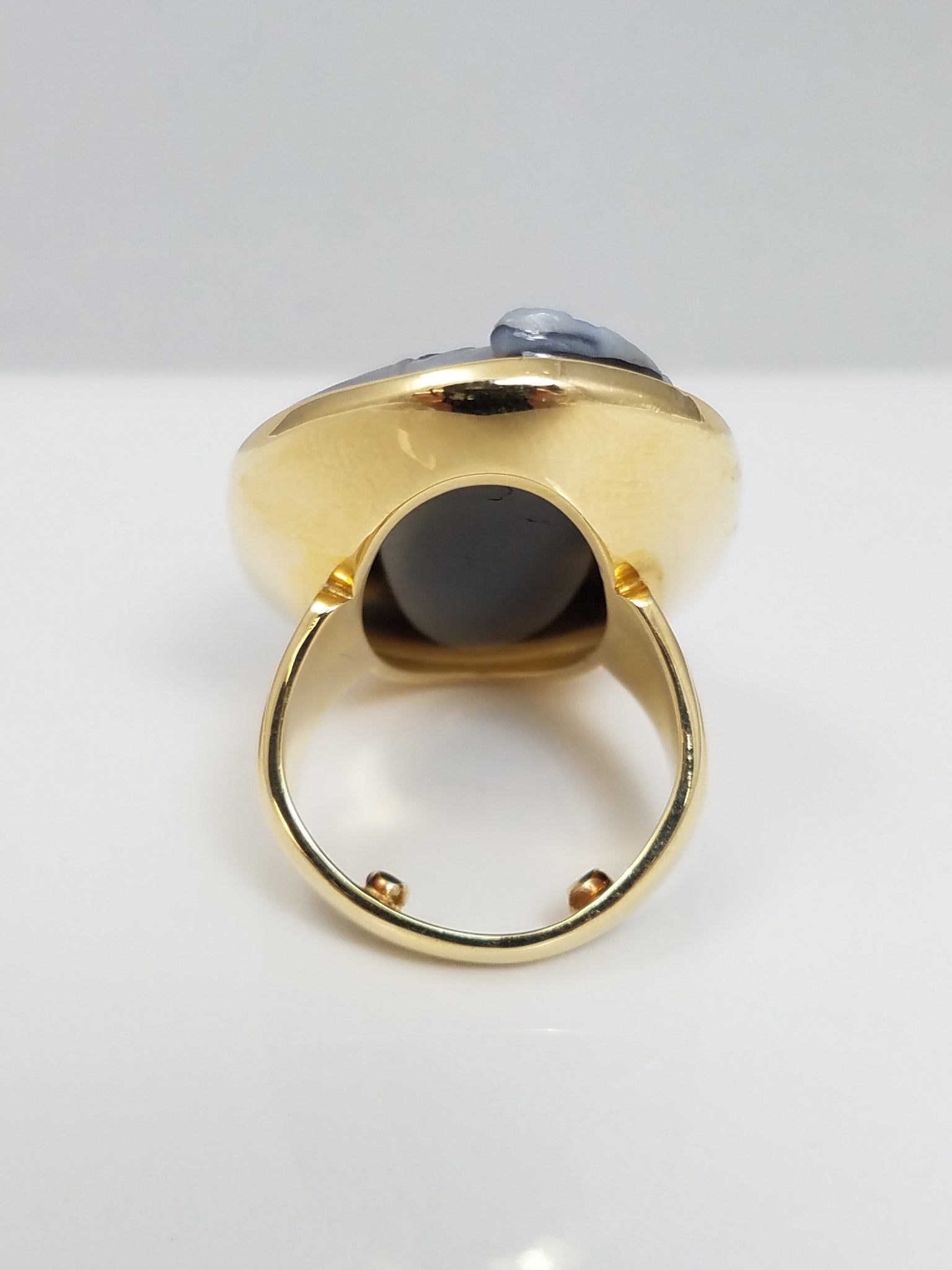 Large Women's 18k Yellow Gold Agate Cameo Ring