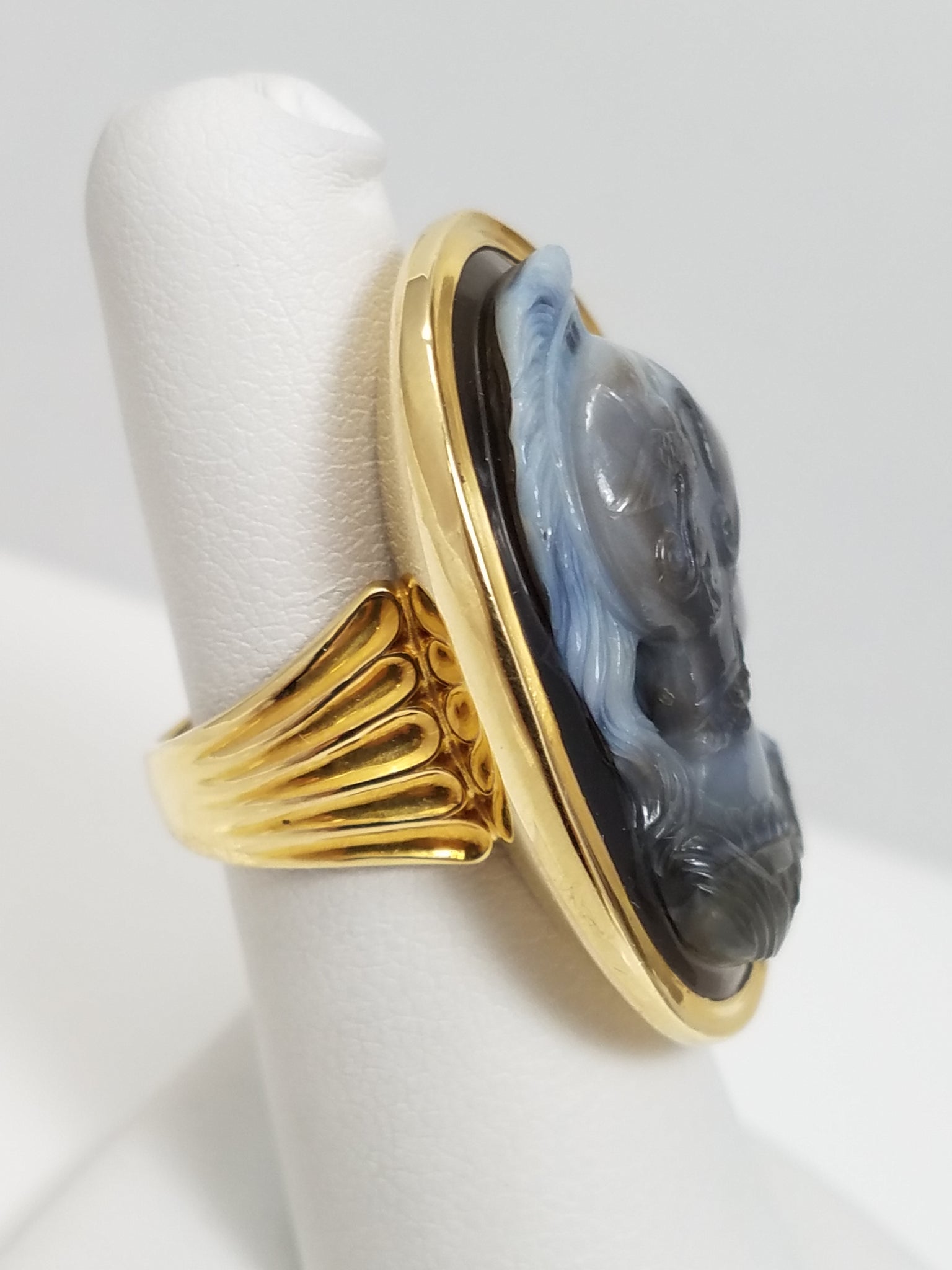 Large Women's 18k Yellow Gold Agate Cameo Ring