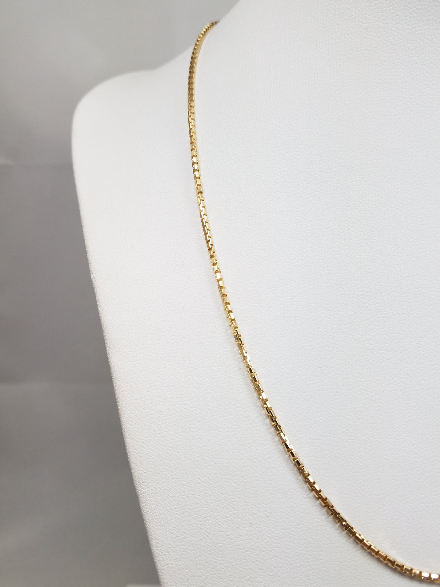 Sporty 17.5" Solid 14k Yellow Gold Rounded Box Chain Necklace