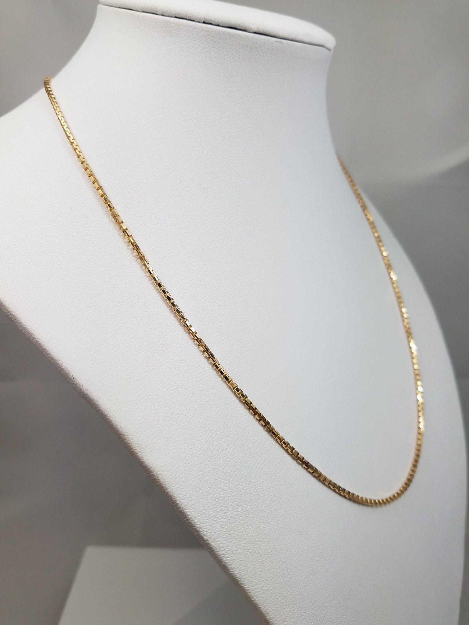 Sporty 17.5" Solid 14k Yellow Gold Rounded Box Chain Necklace