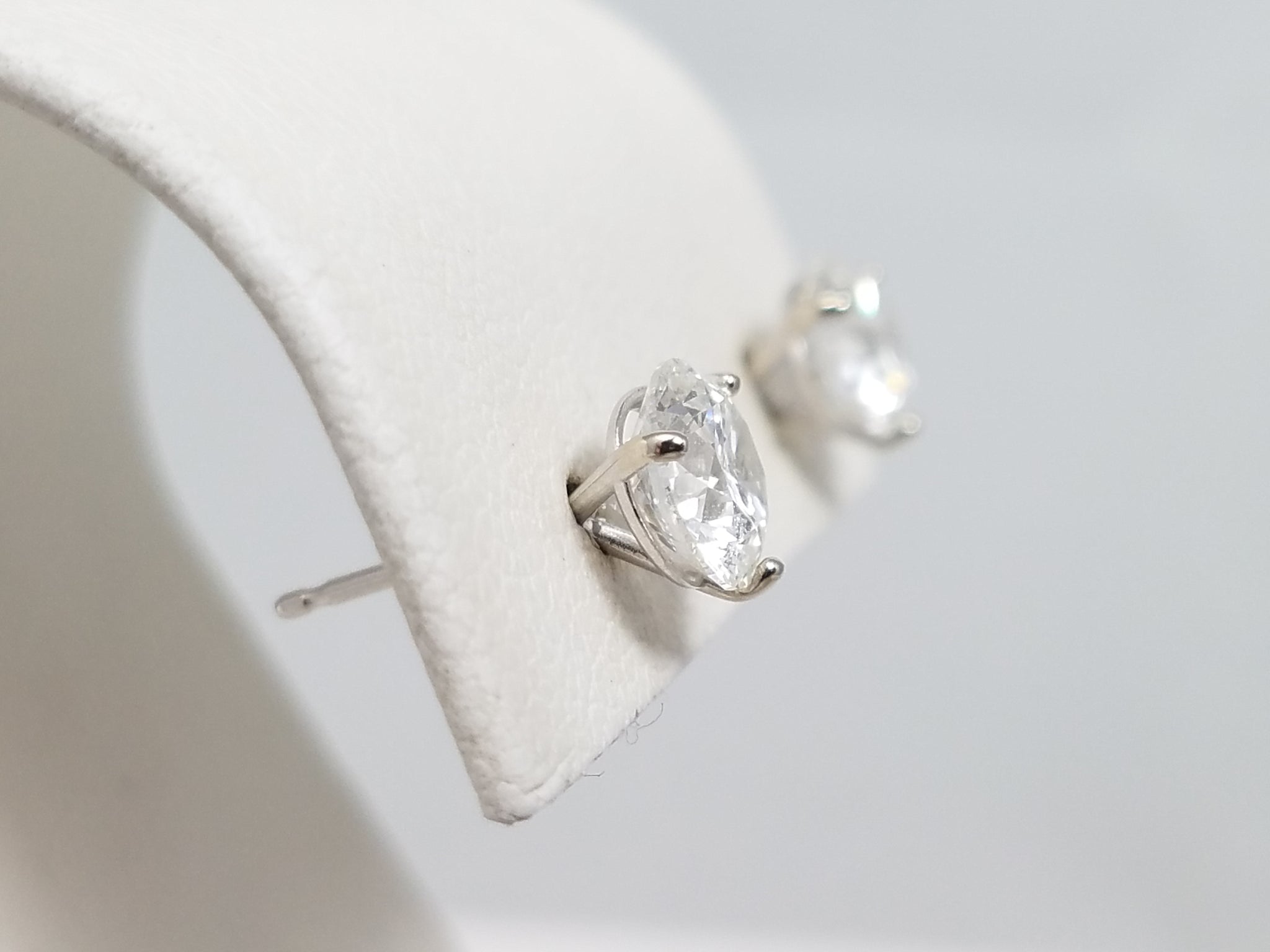 New Fabulous 14k White Gold 2.03ctw IGI Certified Lab Grown Diamond Solitaire Earrings VS1-D