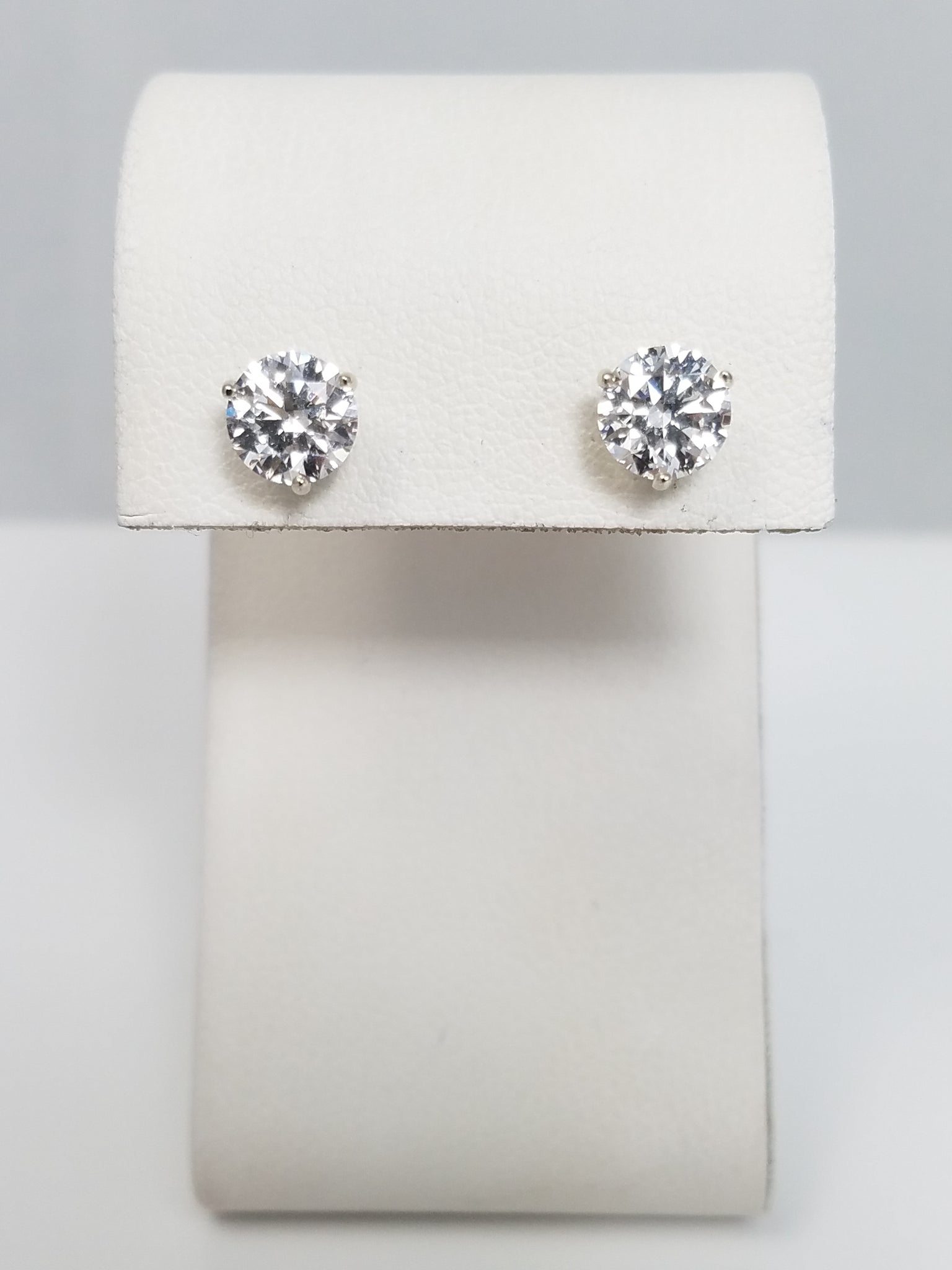 New Fabulous 14k White Gold 2.03ctw IGI Certified Lab Grown Diamond Solitaire Earrings VS1-D