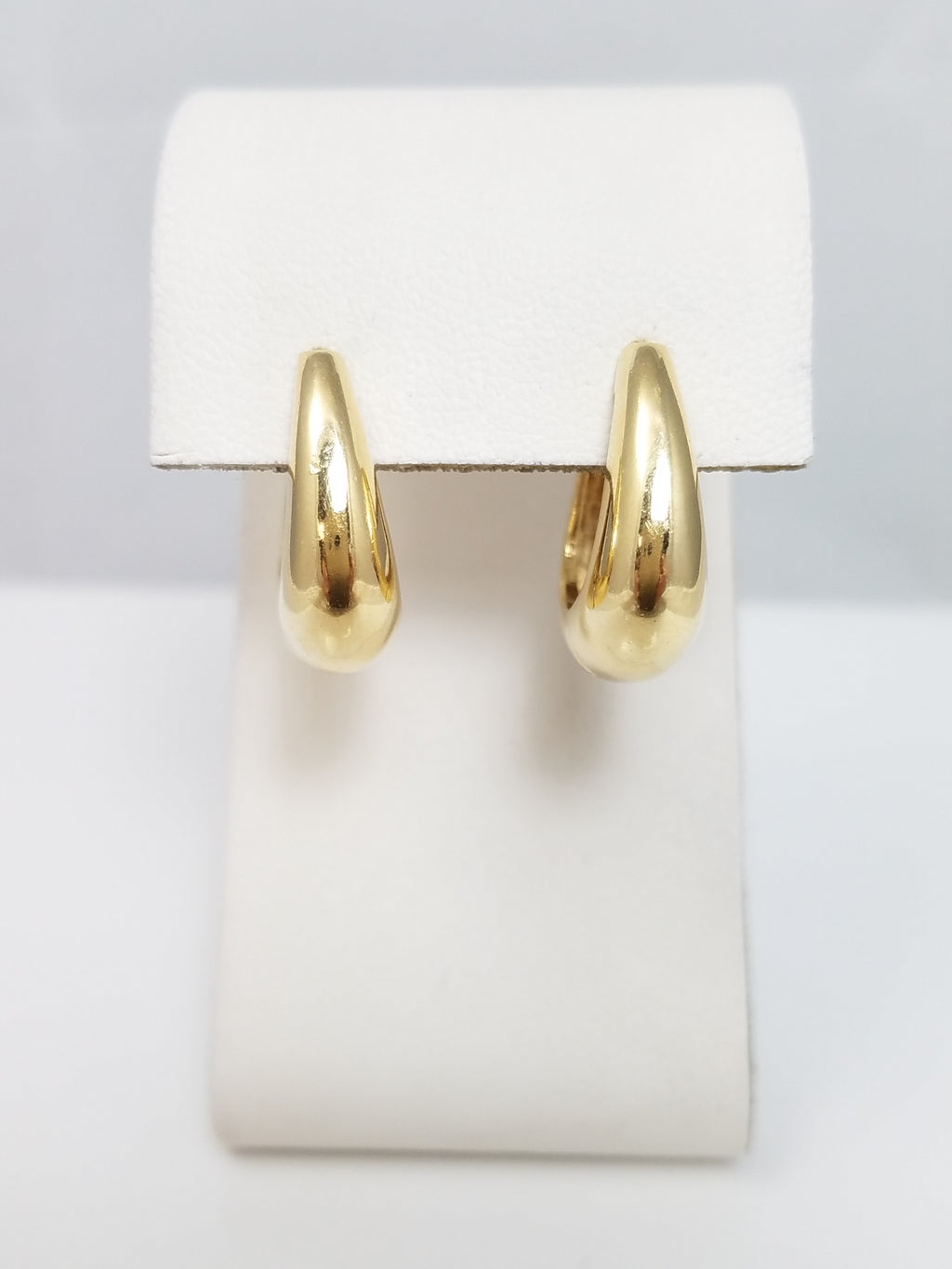 Tasteful 14k Yellow Gold Huggie Hoop Earrings