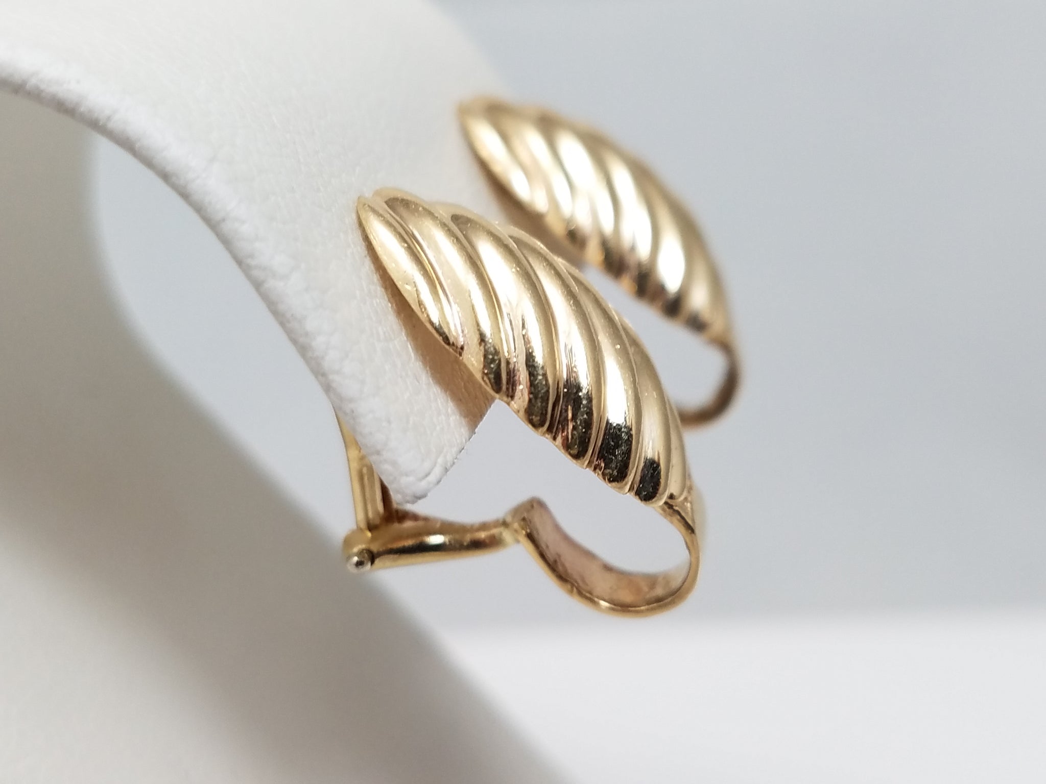 Chic 14k Yellow Gold Ribbed Earrings