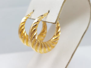 Stylish 14k Yellow Gold Shrimp Hoop Earrings