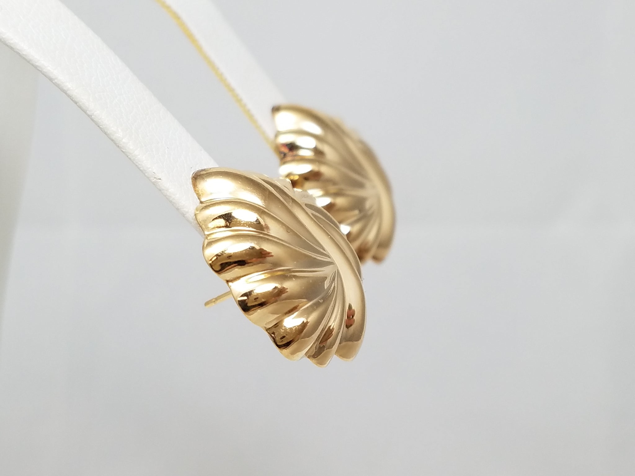 14k Yellow Gold Round Hollow 3D Fluted Earrings