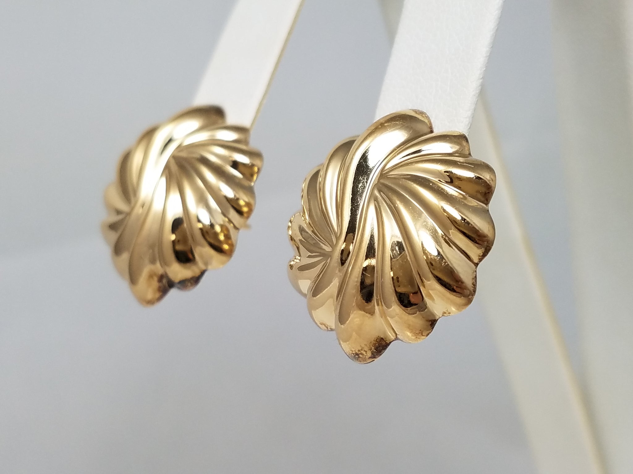 14k Yellow Gold Round Hollow 3D Fluted Earrings