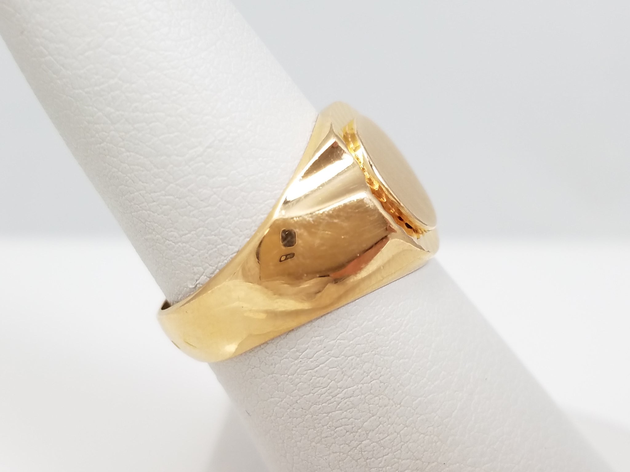 Chic New Solid 18k Yellow Gold Signet Ring