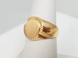 Chic New Solid 18k Yellow Gold Signet Ring