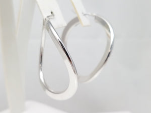Fashionable 18k White Gold Wavy Hollow Hoop Earrings