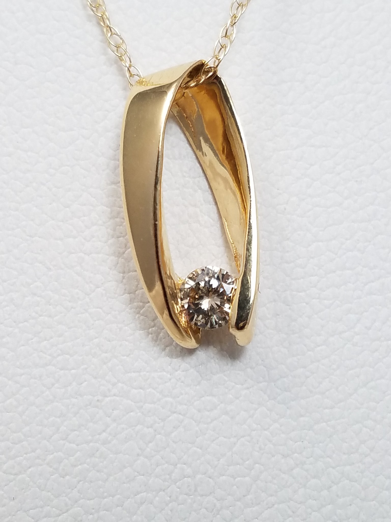 Chic 18" 14k Yellow Gold Natural Diamond Pendant Necklace