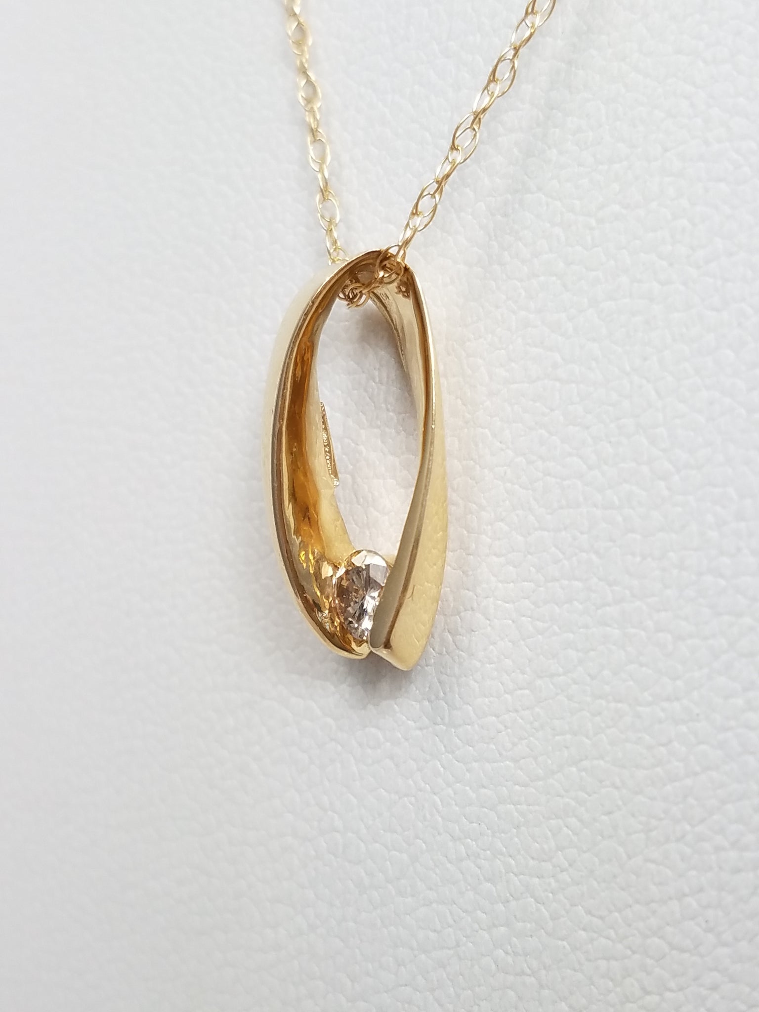 Chic 18" 14k Yellow Gold Natural Diamond Pendant Necklace