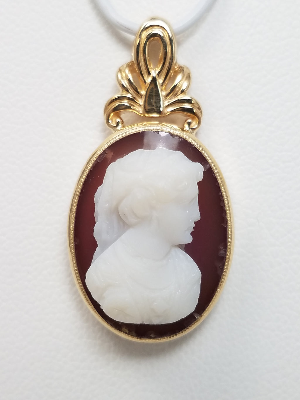 Glamorous 14k Yellow Gold Hardstone Cameo Pendant