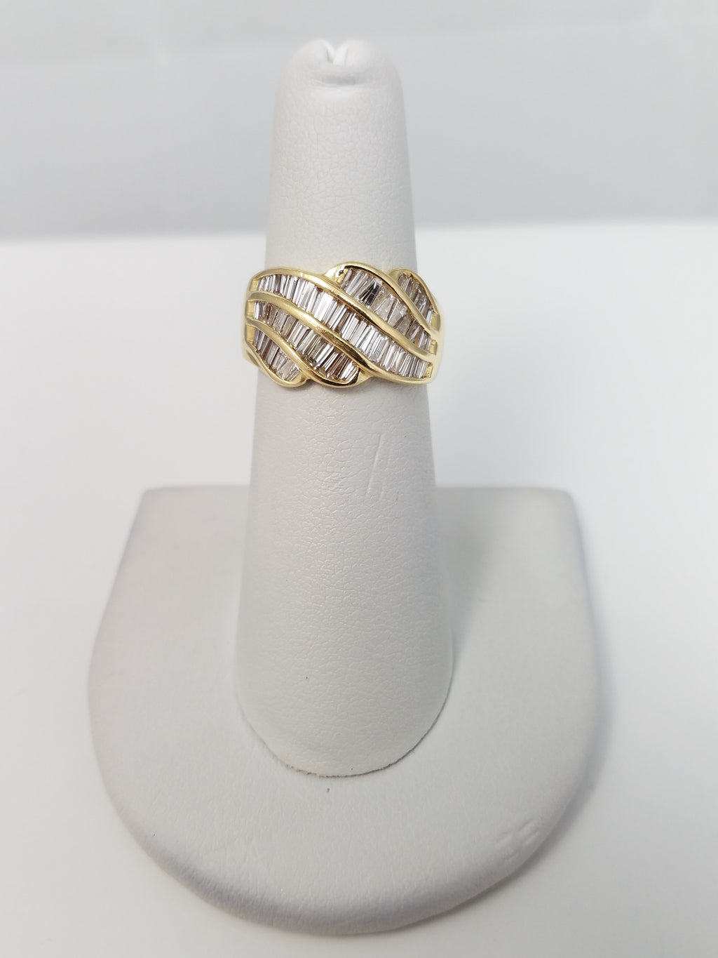 Luxurious 14k Yellow Gold Natural Diamond Ring Band