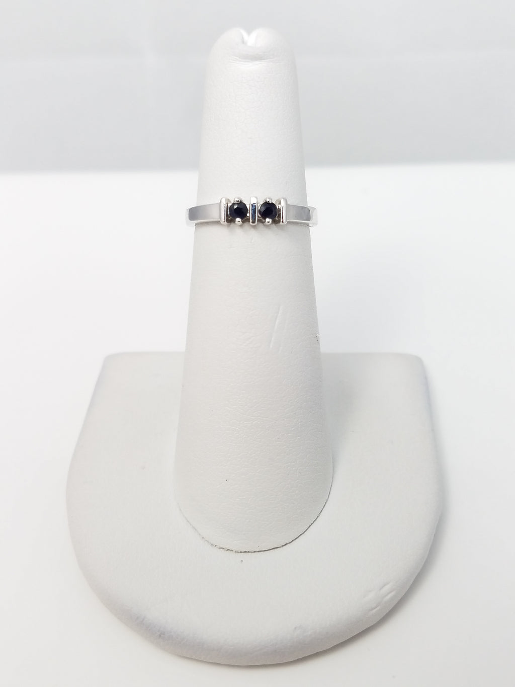 Cute 14k White Gold Natural Sapphire Ring Band