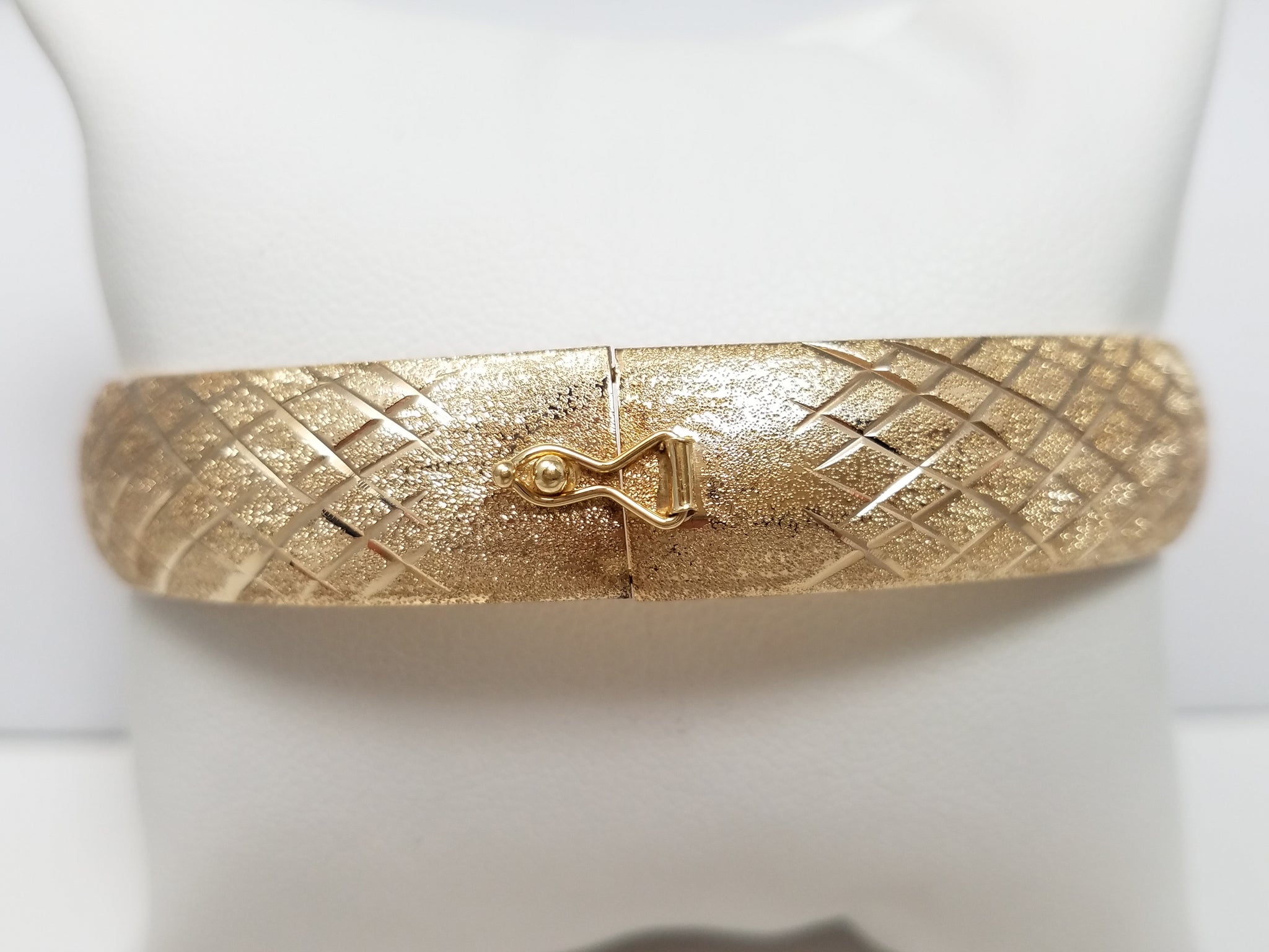 Dynamic 10k Yellow Gold Diamond Cut Bangle Bracelet