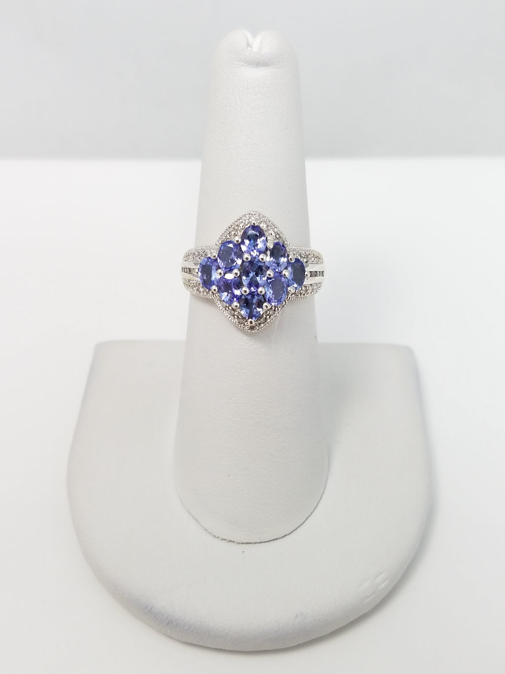 Glowing 14k White Gold Natural Tanzanite Diamond Ring
