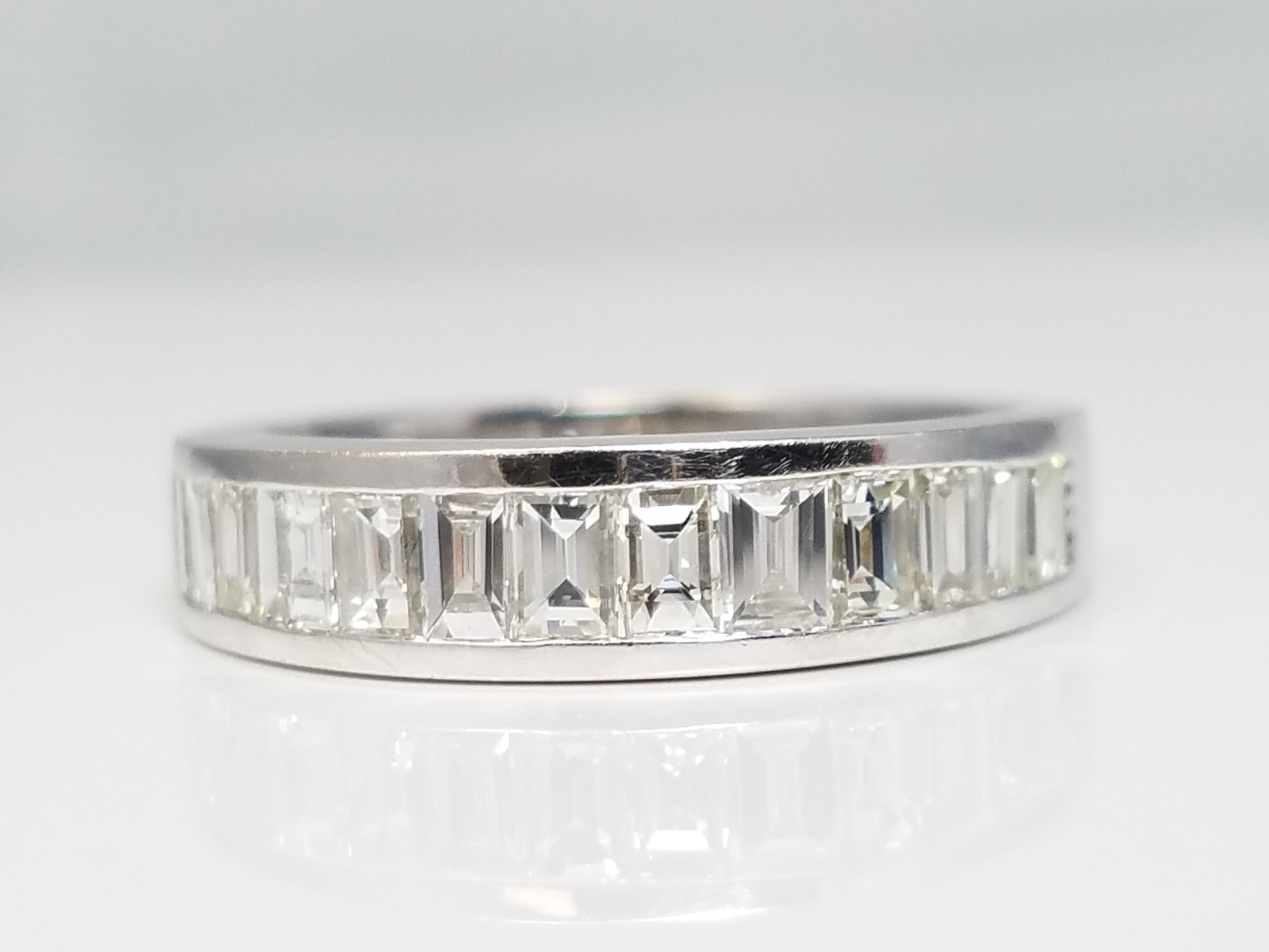 Luxurious 14k White Gold Natural Diamond Anniversary Ring Band