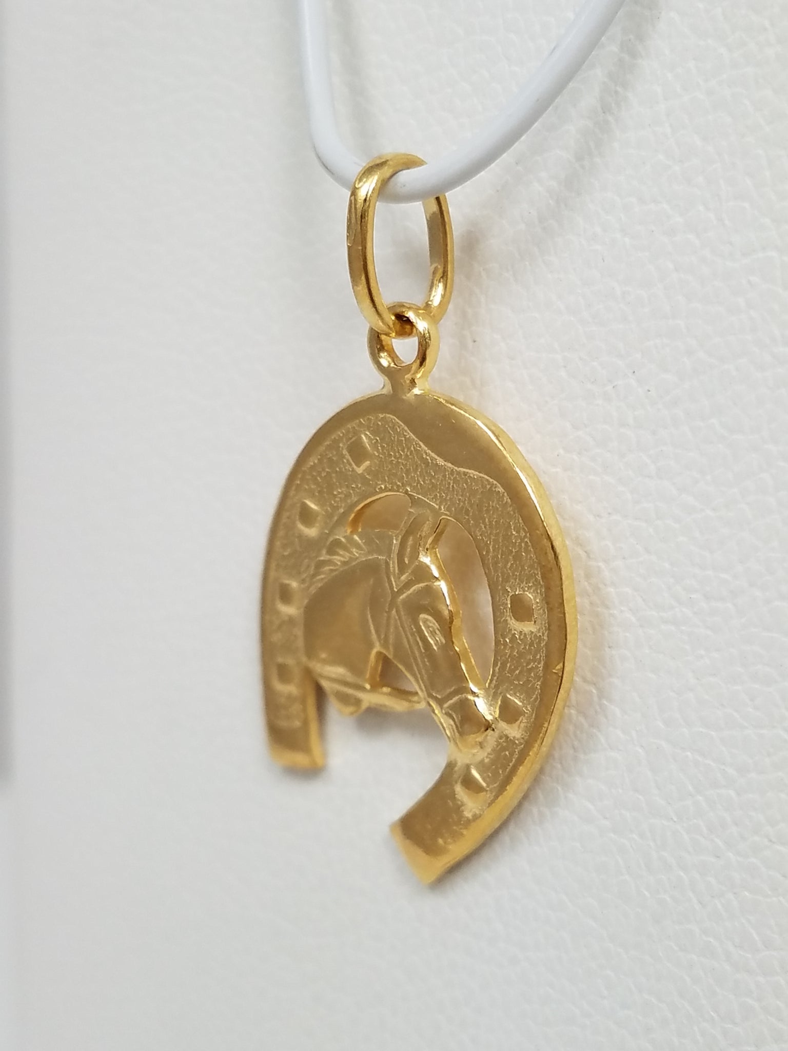 Decorative 18k Yellow Gold Solid Horseshoe Pendant