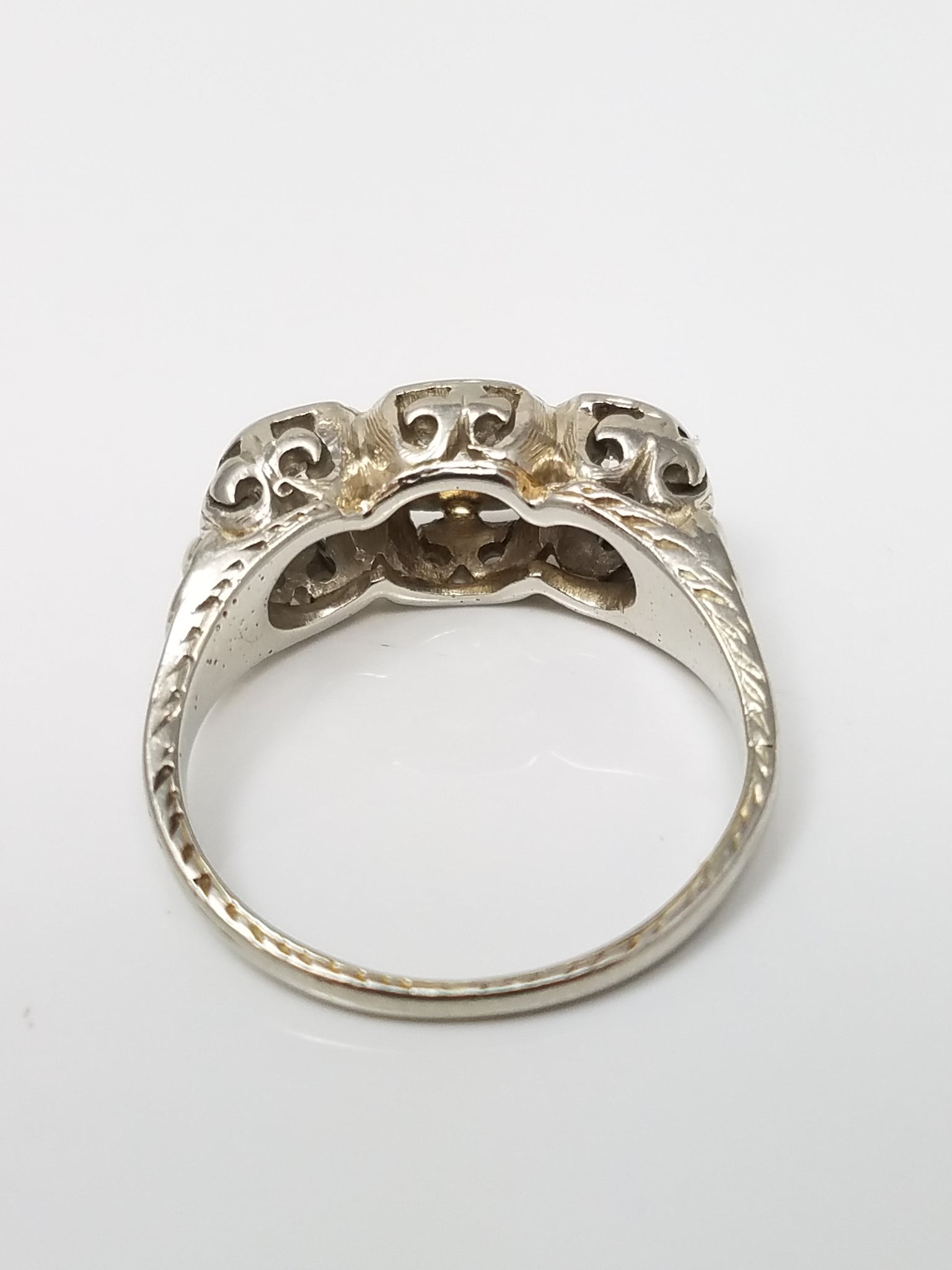 Elegant 1930's Art Deco 18k White Gold 0.60ctw Diamond Engagement Ring