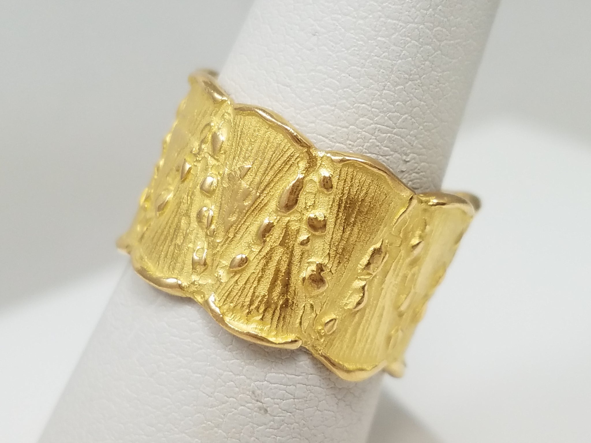 Luxurious Italian 18k Yellow Gold Ring Band