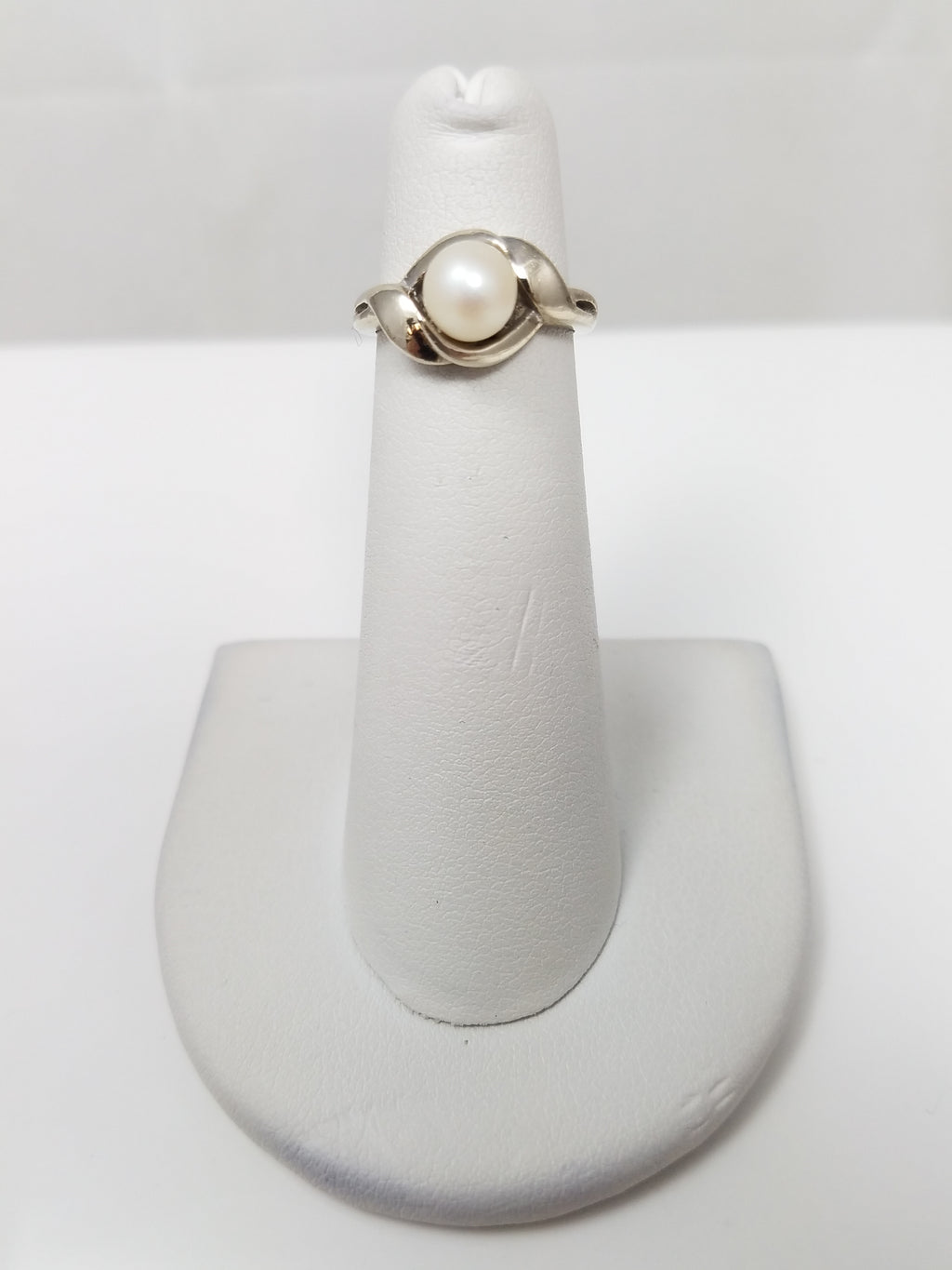 Simple 14k White Gold Cultured Pearl Solitaire Ring