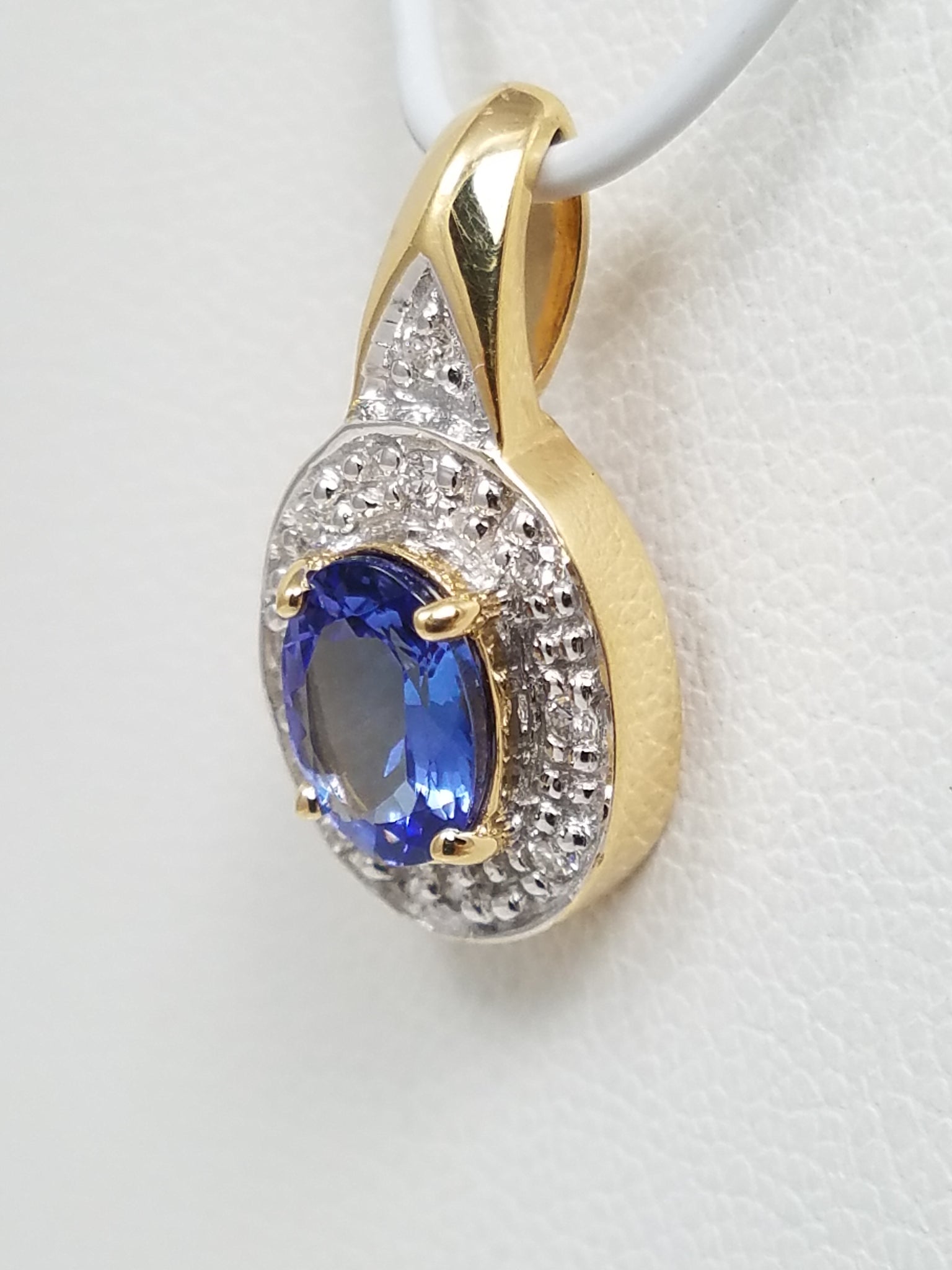Sweet Natural Tanzanite & Natural Diamond 18k Yellow Gold Pendant