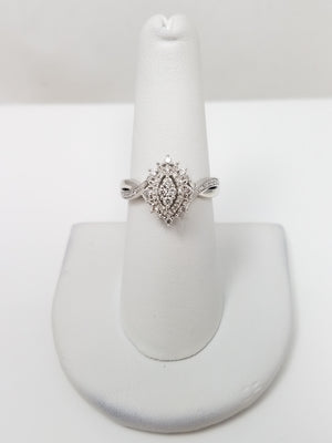 Attractive 10k White Gold Natural Diamond Engagement Ring
