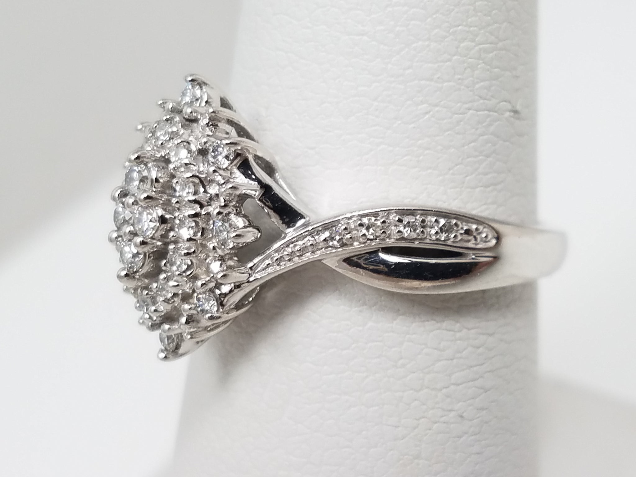 Attractive 10k White Gold Natural Diamond Engagement Ring