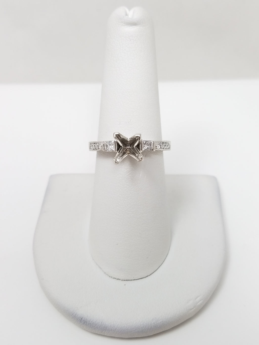 Glamorous Platinum 0.30ctw Natural Diamond Engagement Ring Mount